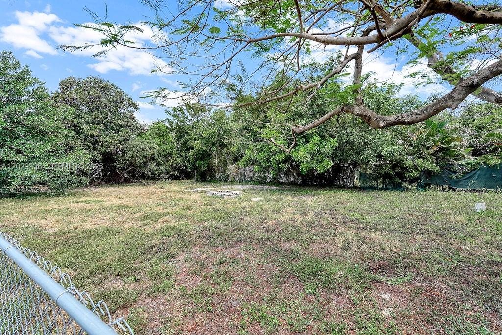 HOLLYWOOD LITTLE RANCHES - Residential Lease