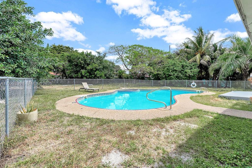 HOLLYWOOD LITTLE RANCHES - Residential Lease