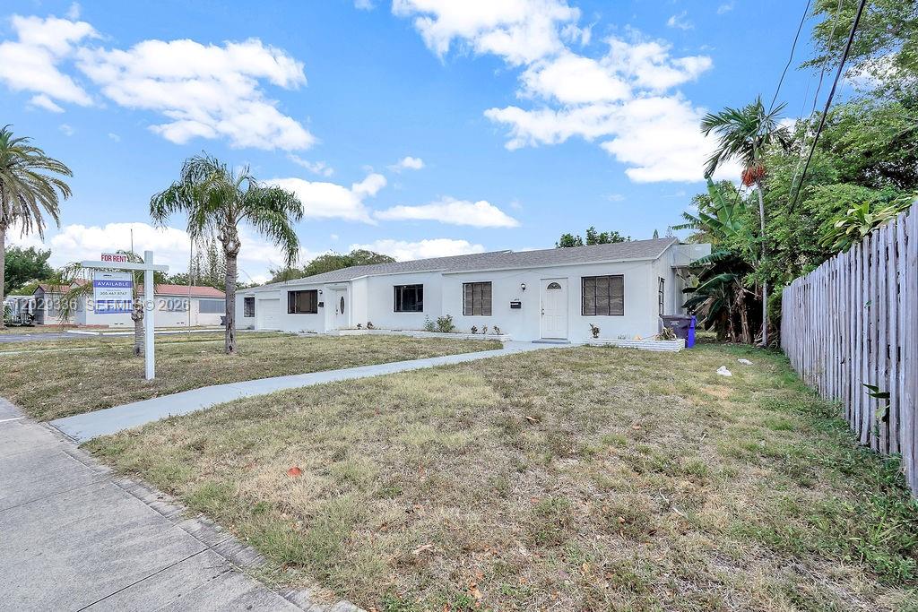 HOLLYWOOD LITTLE RANCHES - Residential Lease