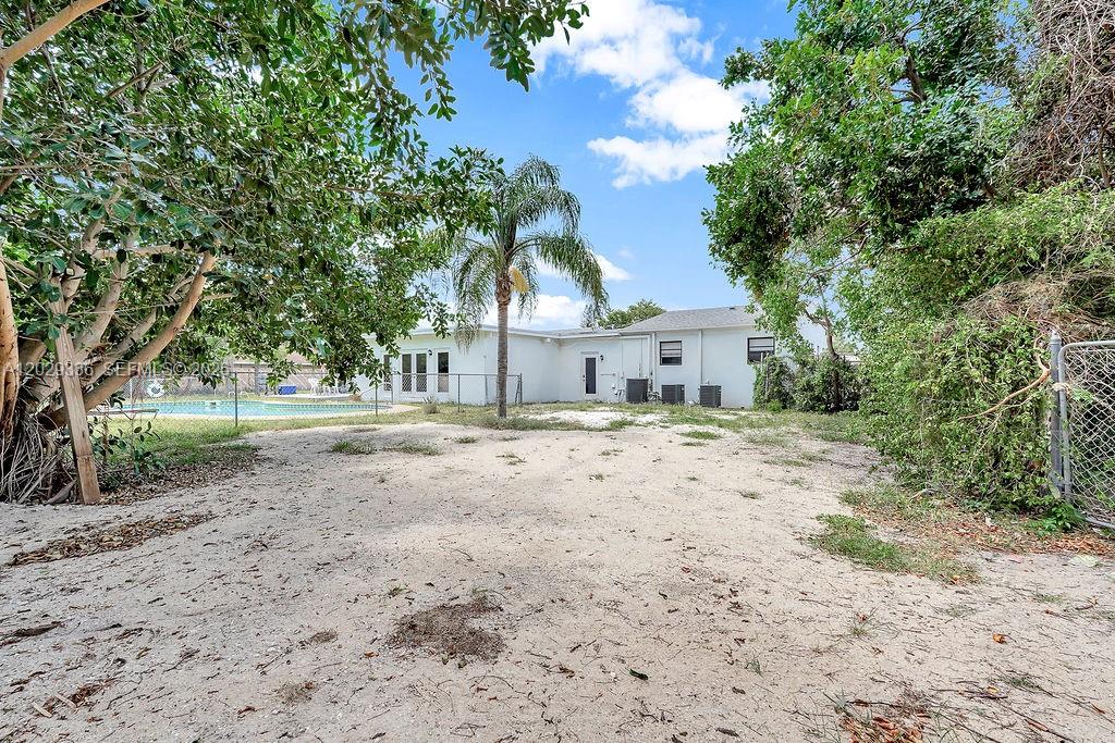HOLLYWOOD LITTLE RANCHES - Residential Lease
