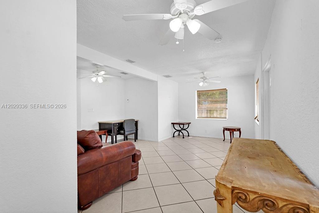 HOLLYWOOD LITTLE RANCHES - Residential Lease