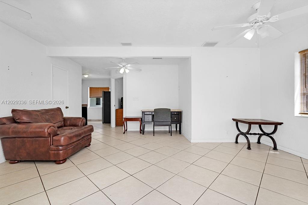 HOLLYWOOD LITTLE RANCHES - Residential Lease
