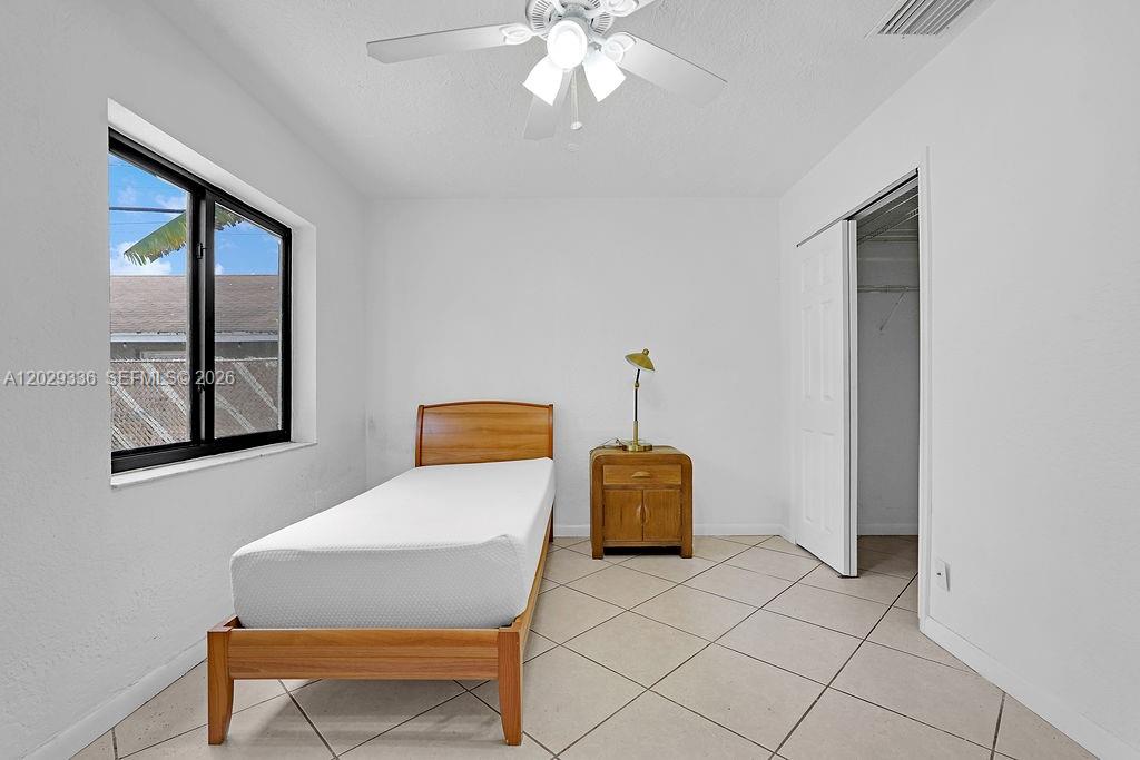 HOLLYWOOD LITTLE RANCHES - Residential Lease