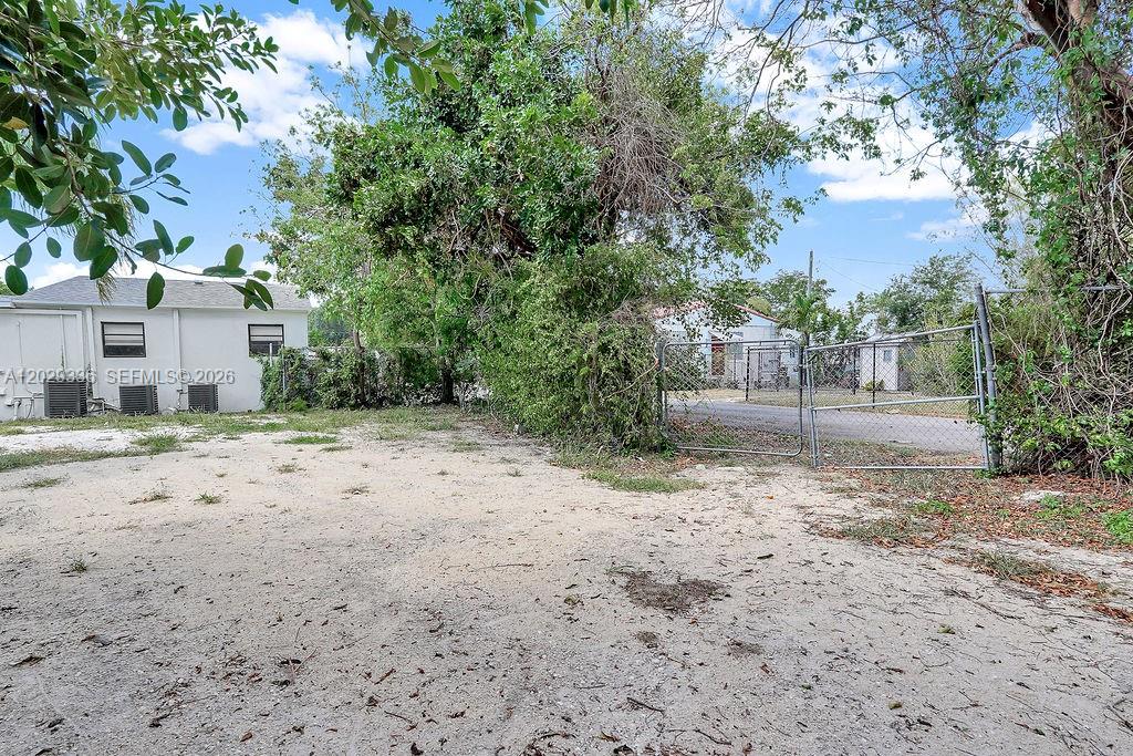 HOLLYWOOD LITTLE RANCHES - Residential Lease