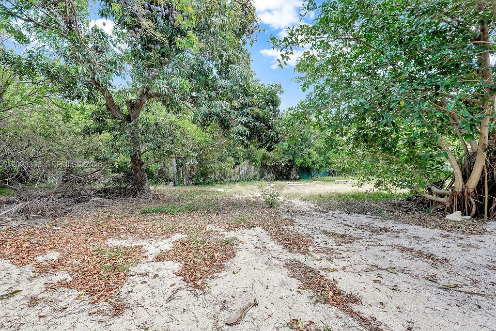 HOLLYWOOD LITTLE RANCHES - Residential Lease
