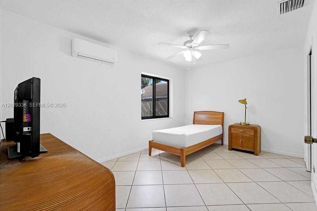 HOLLYWOOD LITTLE RANCHES - Residential Lease