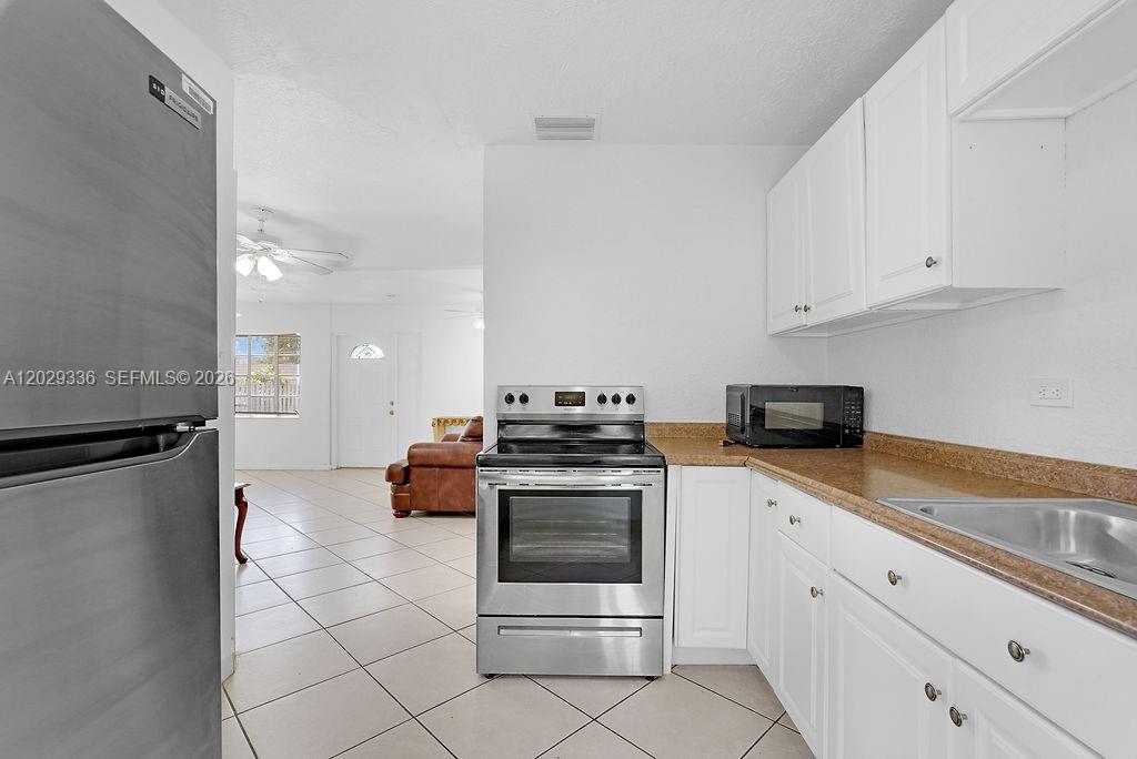 HOLLYWOOD LITTLE RANCHES - Residential Lease