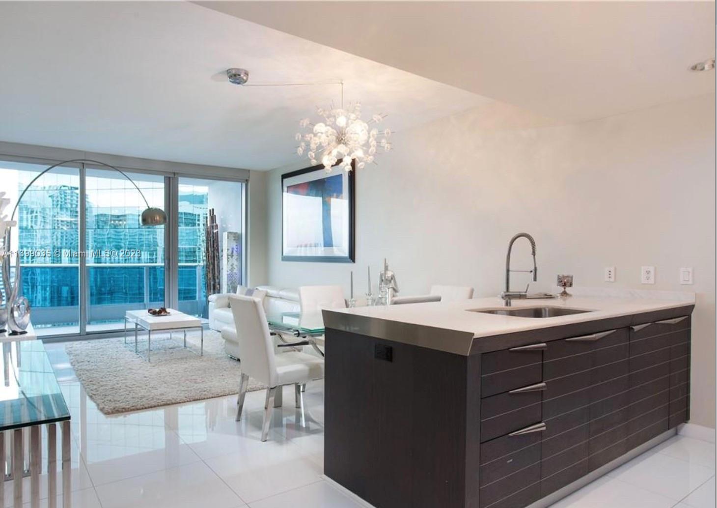 Gorgeous FULLY FURNISHED 1 Bed, 1.5 Bath condo in the heart of Miami. Walking distance to supermarkets,
shops, and restaurants. Available min 3 MONTHS. Price will vary depending on length of lease.