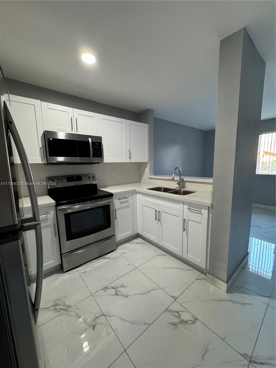 **Prime Location!** ç Includes an in-unit washer and dryer for added convenience. Located in a charming garden-style complex with a serene garden view. One assigned parking space is included. Centrally located near major highways and just minutes from the airport—an ideal location for convenience and accessibility