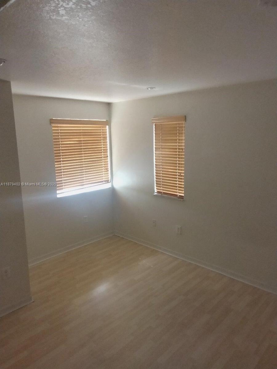 2 STORY, 4 BEDROOM, 3 BATH CORNER TOWNHOME. NEW WASHER, DRYER AND REFRIGERATOR. CLOSE TO SHOPS, MAJOR ROADWAYS, SCHOOLS AND UNIVERSITY.