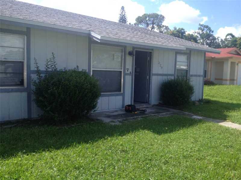 NICE FULL OF LIGHT CLEAN AND SPACIOUS 3/2 IN THE GREEN ACRES AREA!! MUST SEE !!!