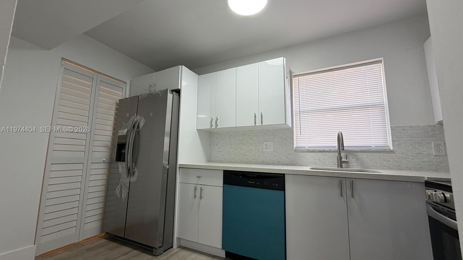 GOLDEN LAKES VILLAGE COND - Residential