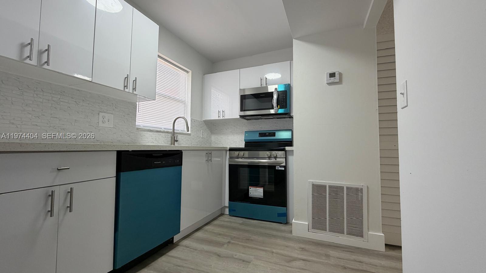 GOLDEN LAKES VILLAGE COND - Residential