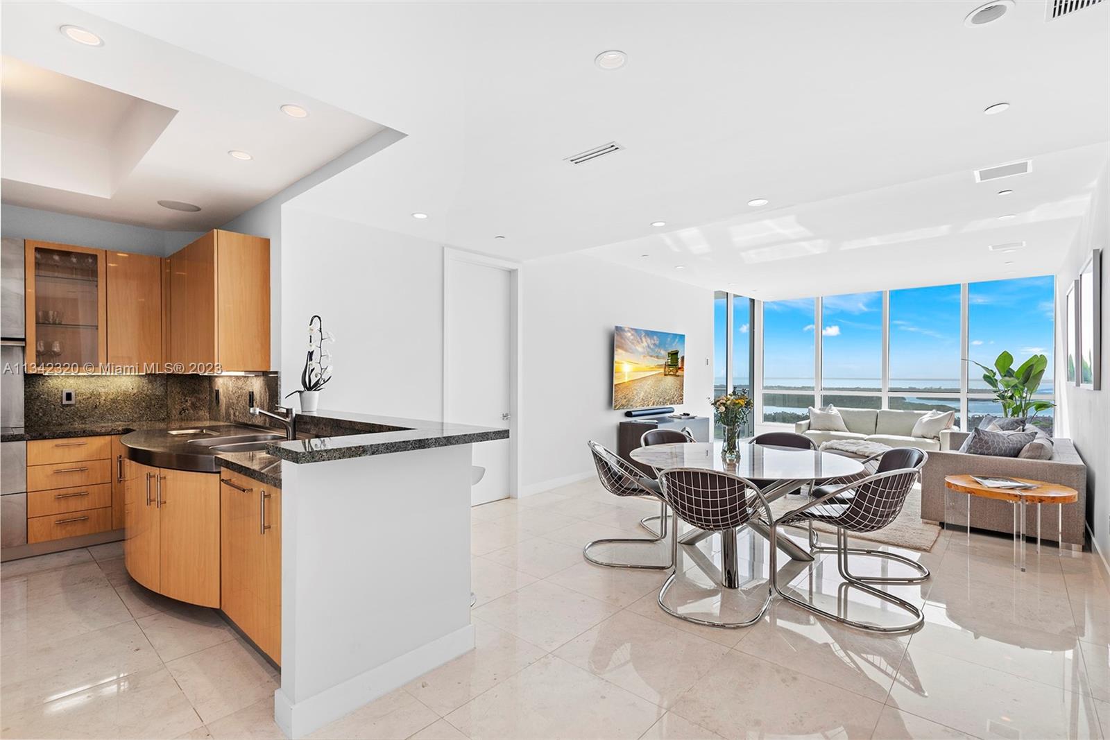 CONTINUUM ON SOUTH BEACH - Residential