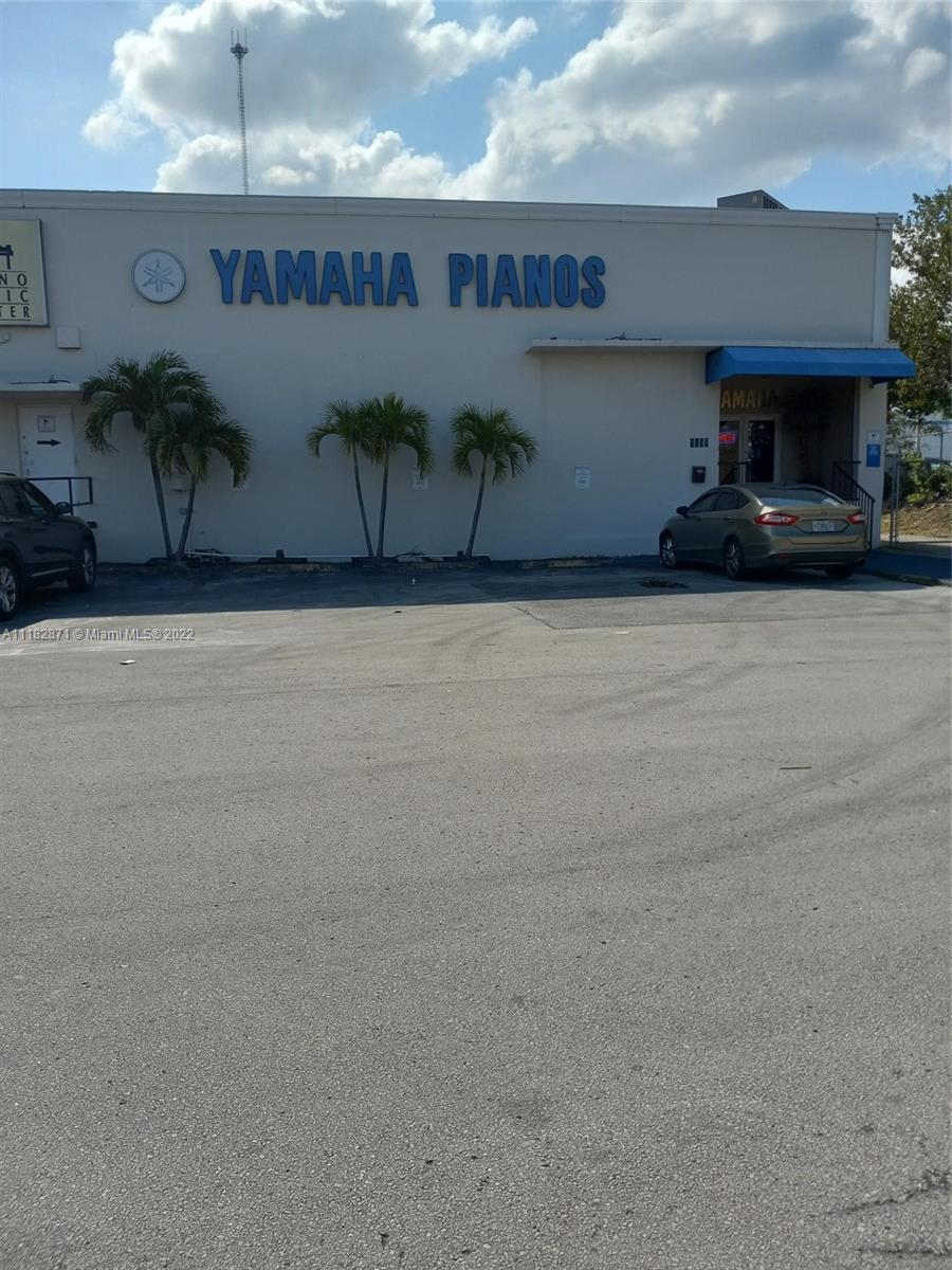 LOCATION! LOCATION! LOCATION! GREAT RENTAL SPACE FRONTS I-95 OVER 9000 SQUARE FOOTAGE.LOADING DOCK, WELL MAINTAIN. BELOW MARKET RENT. AVAILABLE FOR MAY.