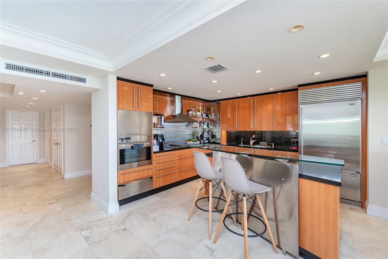 COMMODORE CLUB SOUTH COND - Residential Lease