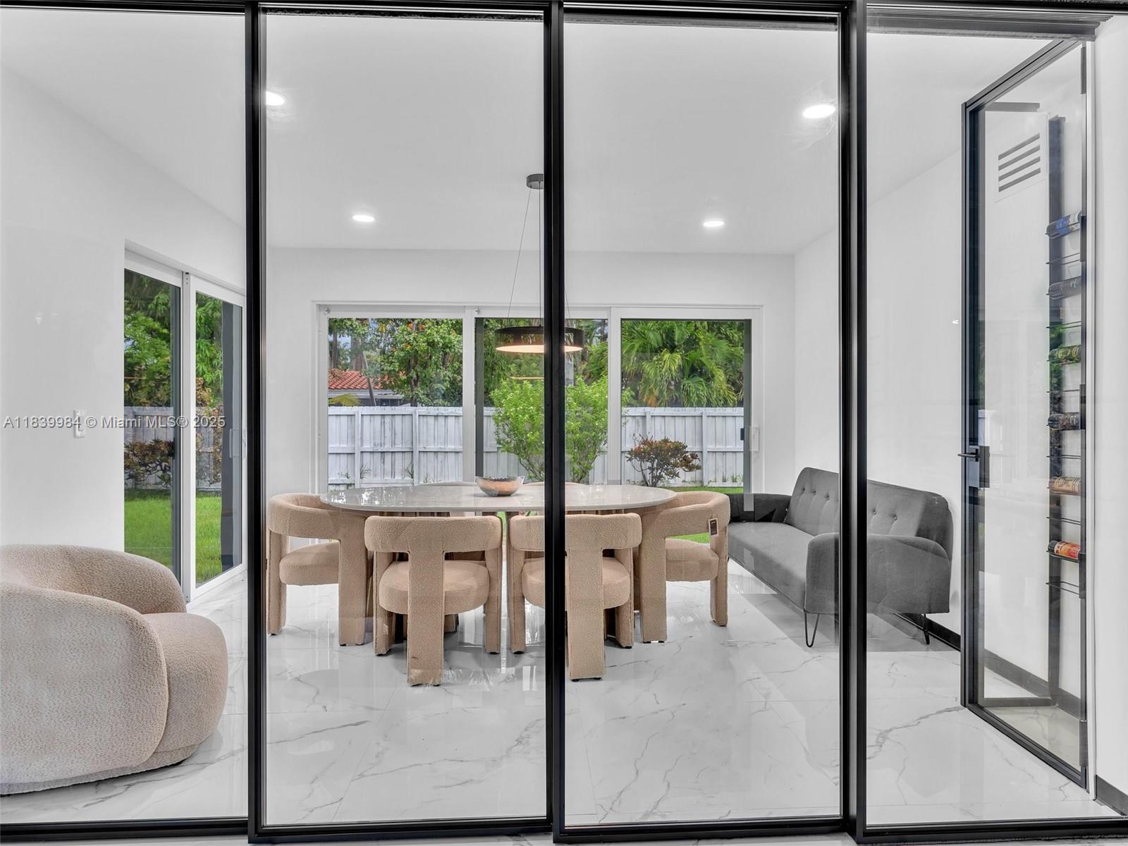 COUNTRY CLUB HOMES - Residential Lease