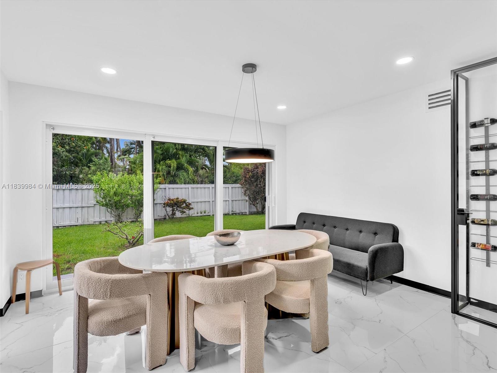 COUNTRY CLUB HOMES - Residential Lease
