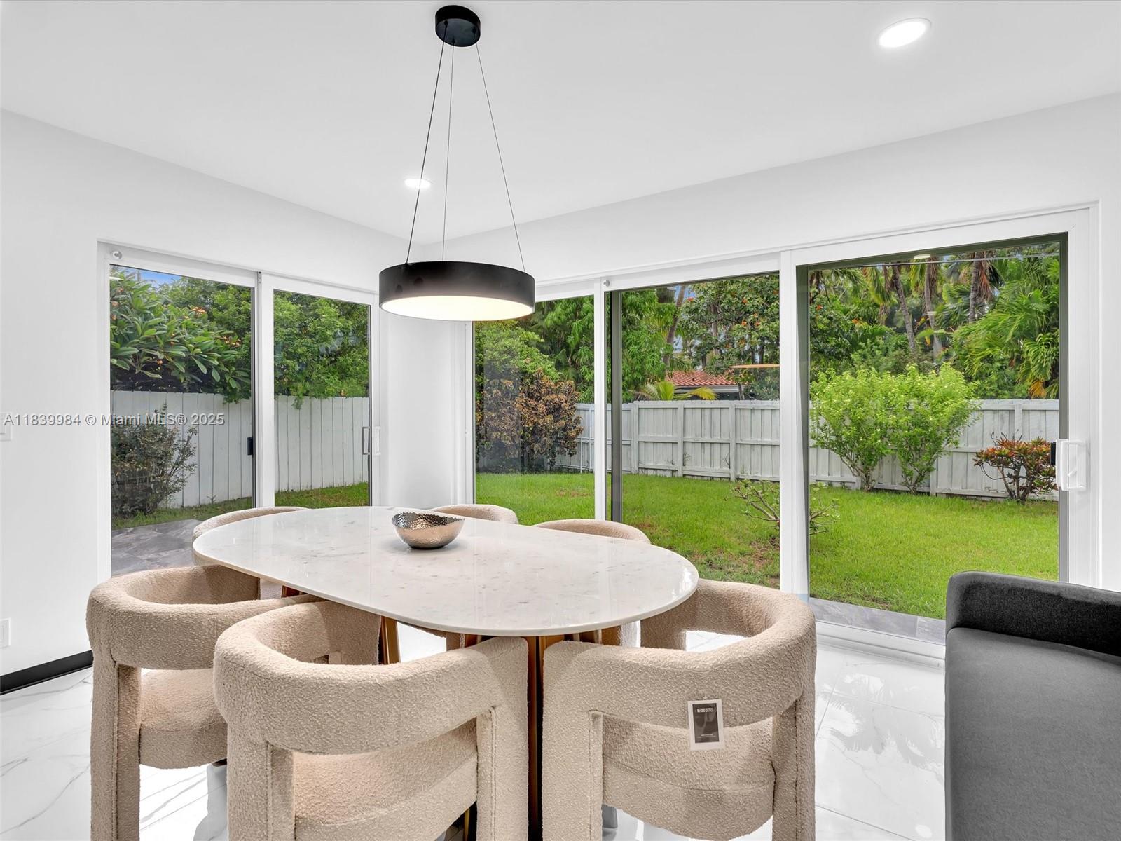 COUNTRY CLUB HOMES - Residential Lease