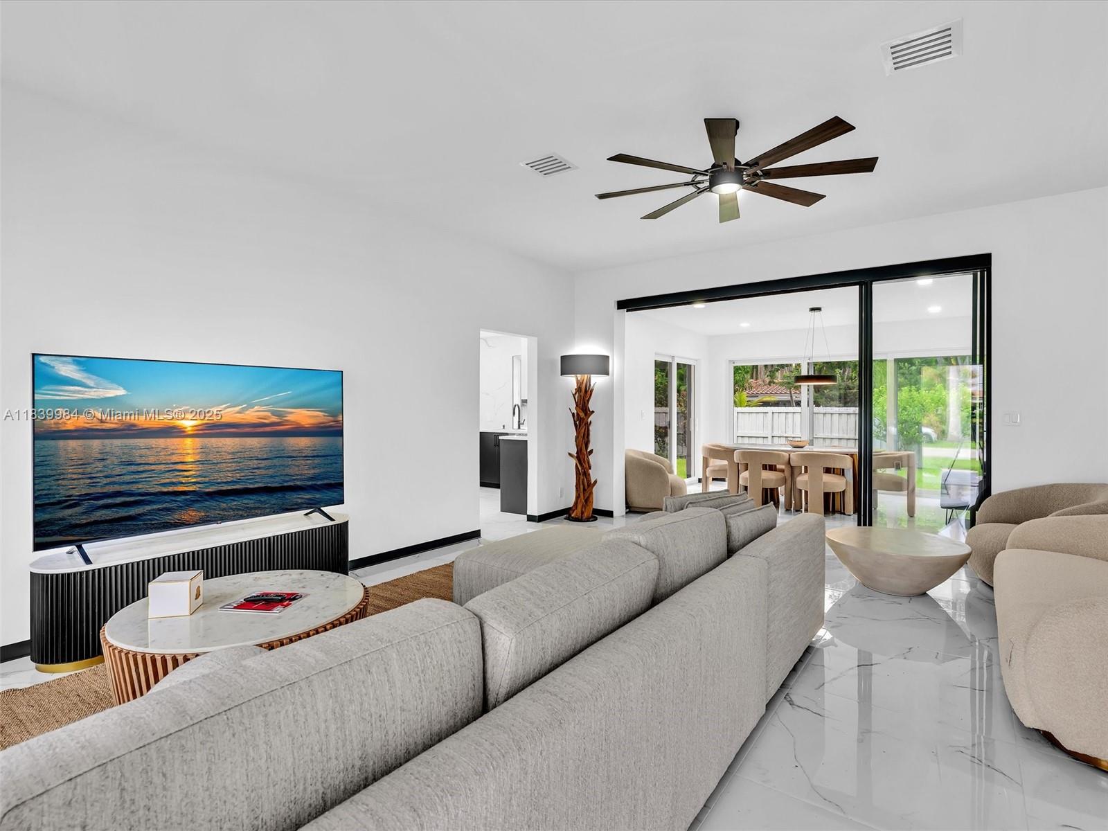 COUNTRY CLUB HOMES - Residential Lease