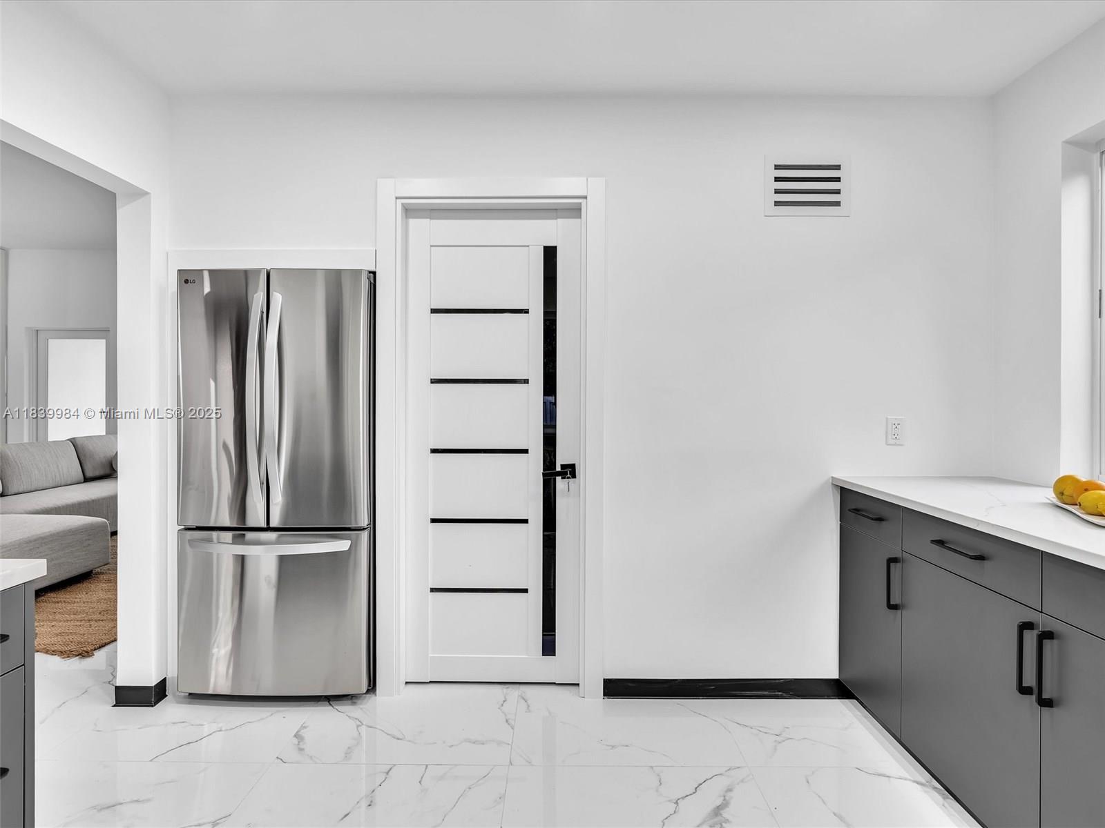 COUNTRY CLUB HOMES - Residential Lease