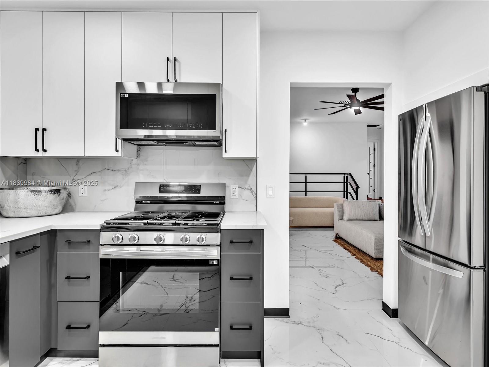COUNTRY CLUB HOMES - Residential Lease