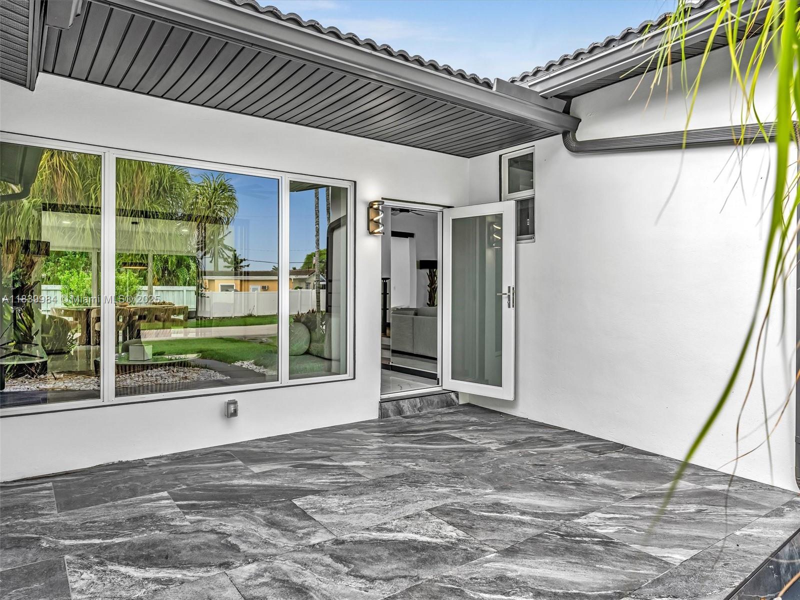 COUNTRY CLUB HOMES - Residential Lease