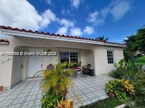 Large 2/2 house in a quiet street in the heart of Miami Beach. This house is part of a Multifamily each one with different entrances and parking spaces. Laundry facility, gas, FPL, water and internet included in the rent. Rapid approval, no HOA.  Very close to Normandy Shores golf course, North Bay village and minutes away from the beaches. Must See !!!!!