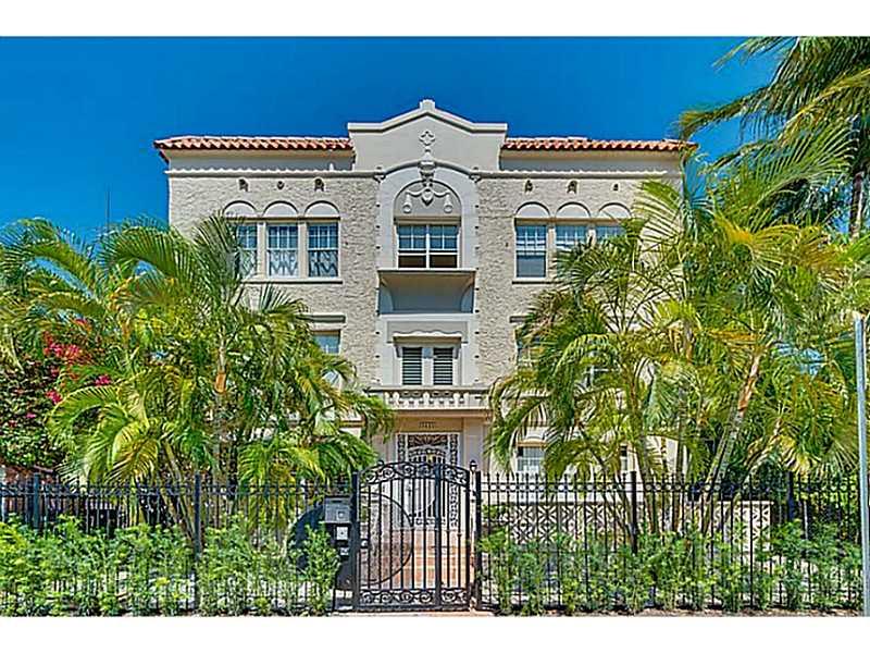 Steps to Lincoln Road, this junior 1 bed features an open kitchen, tile floors and a pocket door separating the bed area. Lots of natural light. The perfect  pied-a-terre or investment.