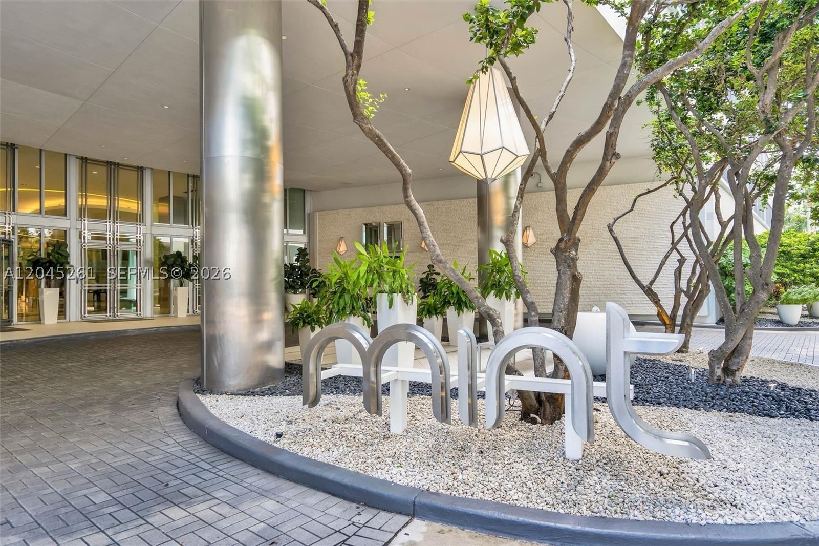 MINT CONDO - Residential