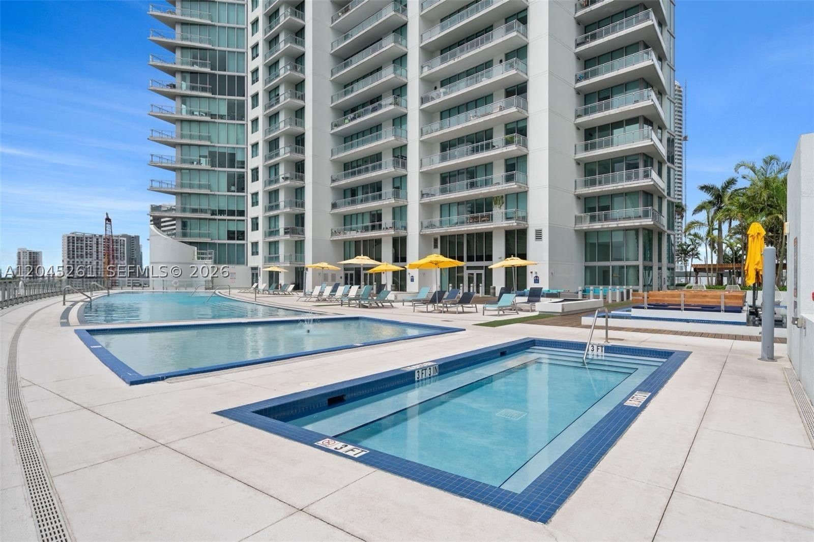 MINT CONDO - Residential
