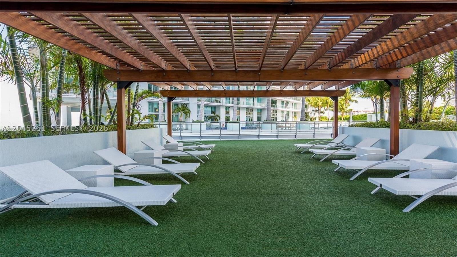 MINT CONDO - Residential