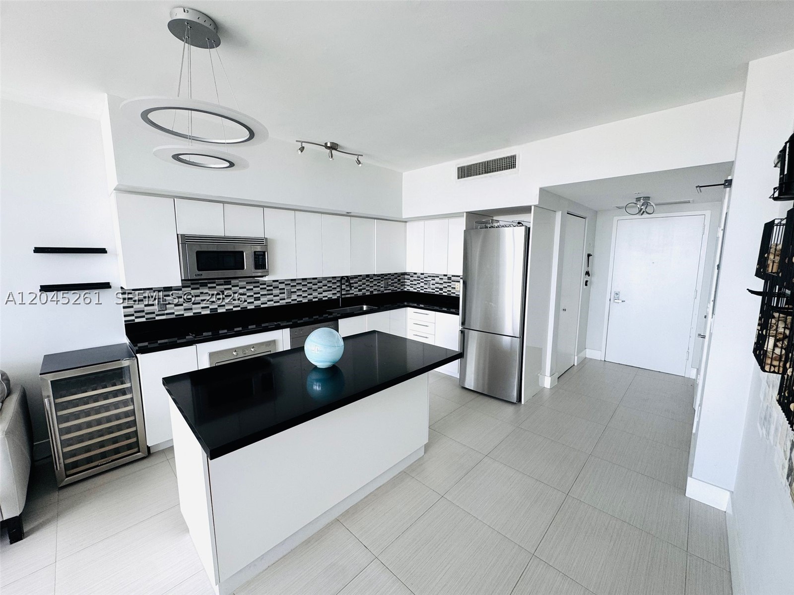 MINT CONDO - Residential