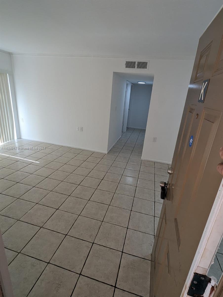 Magnificent 2 Bed/ 1 Baths at the ST ANDREWS PALM BEACH CONDO ceramic floor, new appliance Refrigerator, Diswasher, Stove, Microwave, community pool,  Gym, Great Location.