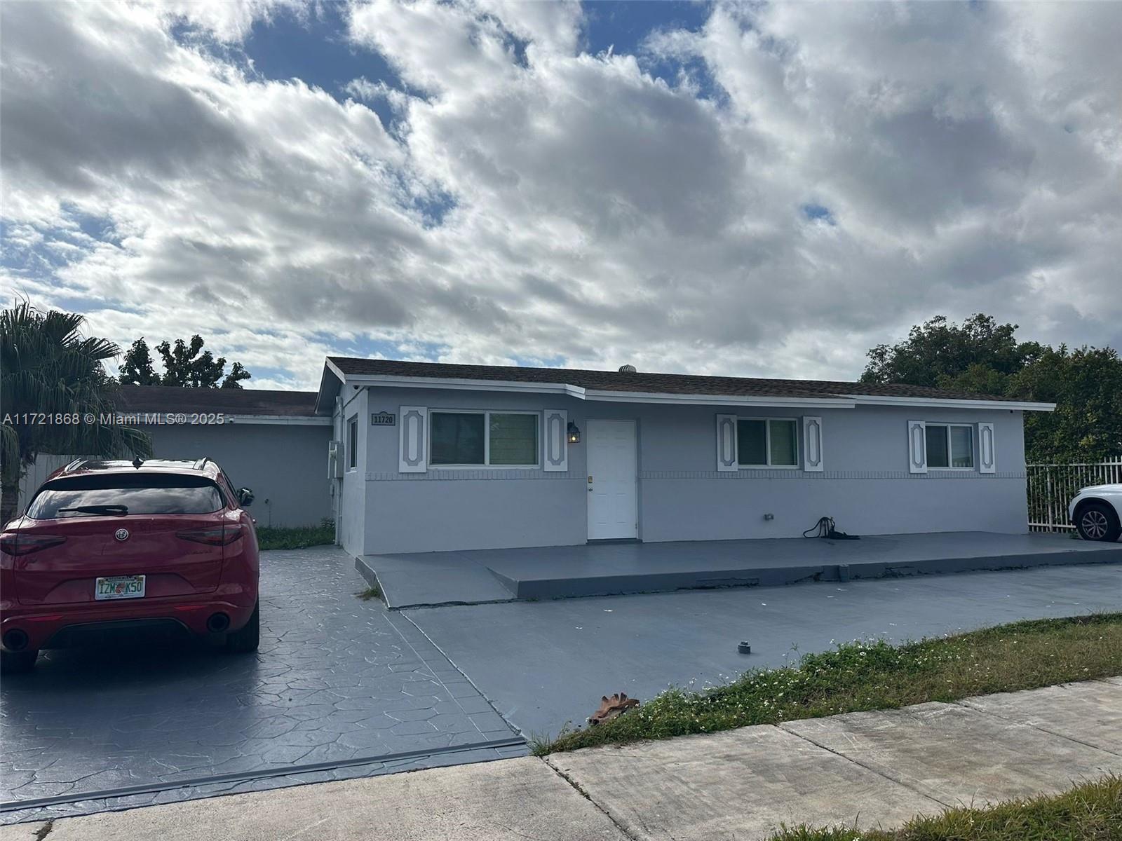 Great location property for rent, two bedrooms and one bath, tile floors, parking for two cars, patio area, shared laundry facilities. Very good opportunity to rent, Electricity, water, internet and television services are included.