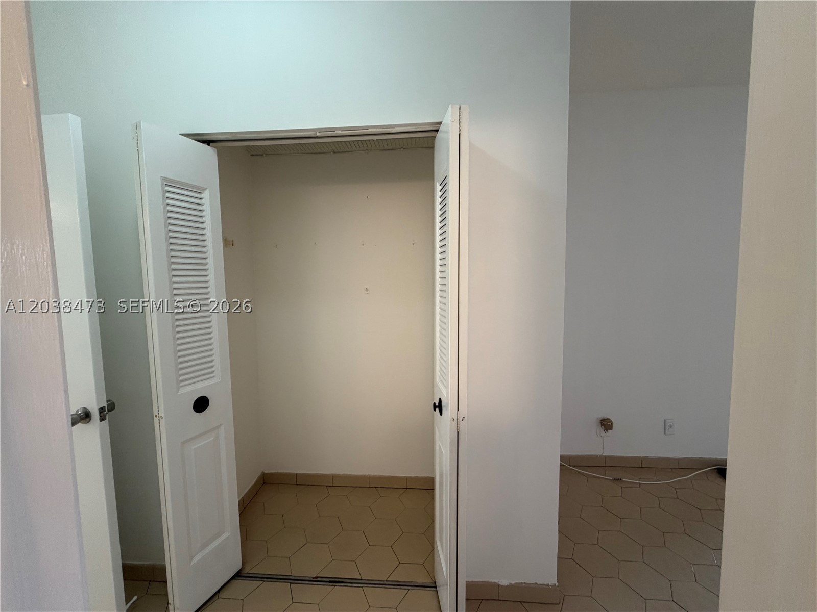 WESTVIEW CONDOMINIUM NO F - Residential Lease