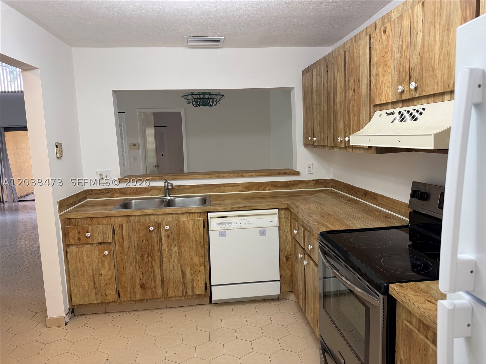 WESTVIEW CONDOMINIUM NO F - Residential Lease