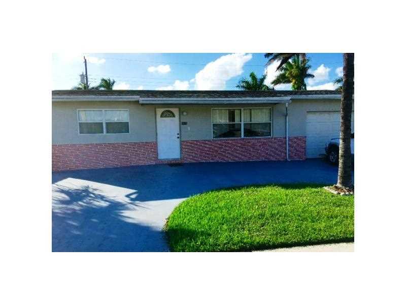 Spacious 2 bedroom 2 baths with 1 car garage. Modern updated kitchen with staineless steel appliances. Updated bathrooms, tile flooring throughout, crown molding and flat ceilings with fans in all rooms. Huge covered and screened patio with hot-tub. Great  location to walk to the beach, parks, golf and shopping, close to airport and major highways.
