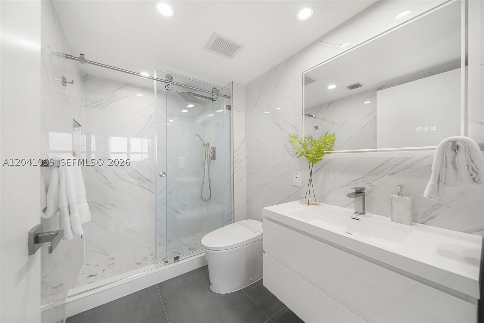 THE FLORIDIAN CONDO - Residential Lease