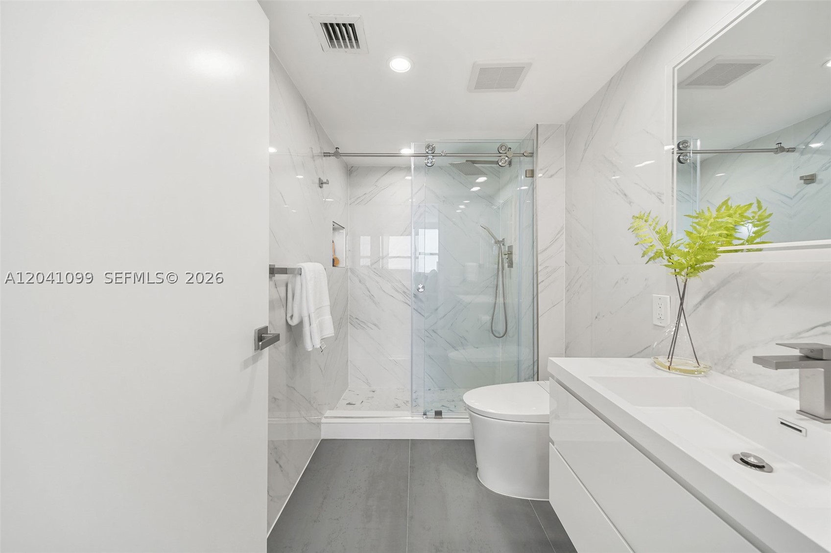THE FLORIDIAN CONDO - Residential Lease
