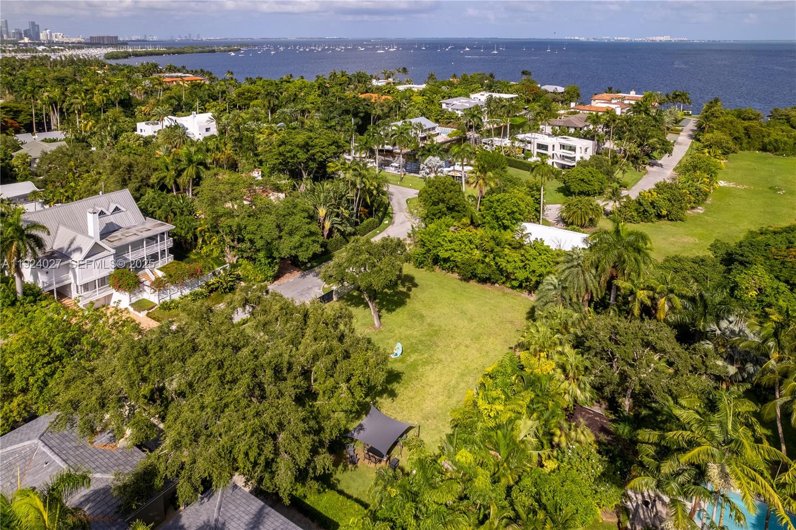 THE MOORINGS - Land