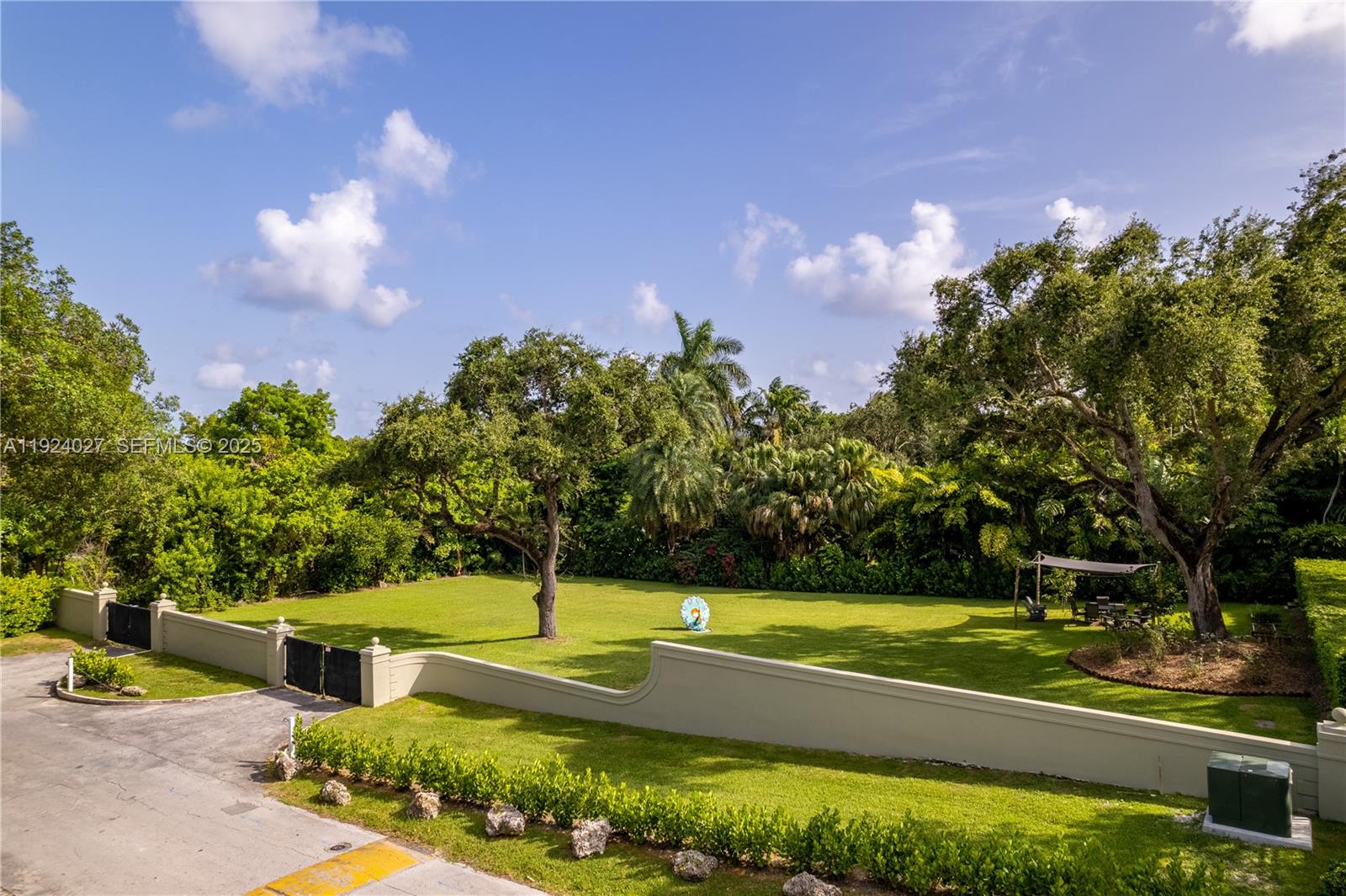 THE MOORINGS - Land