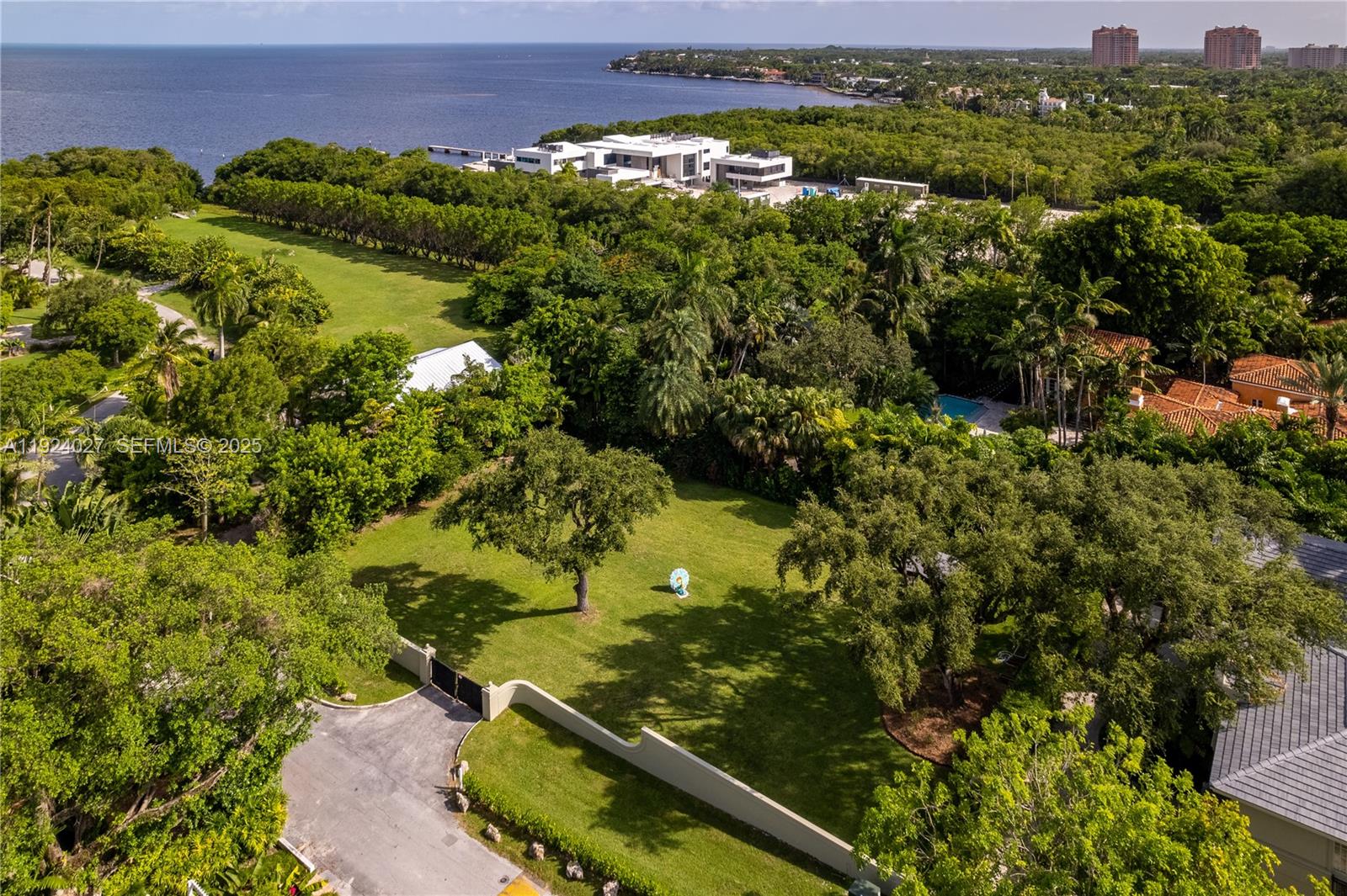 THE MOORINGS - Land