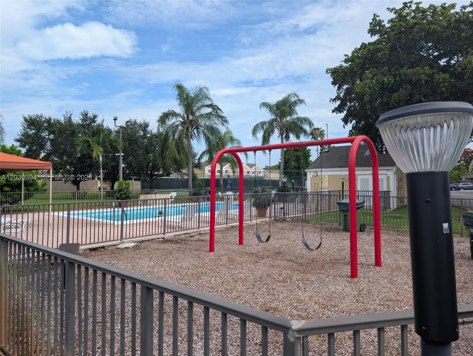 PEMBROKE LAKES SECTION SE - Residential