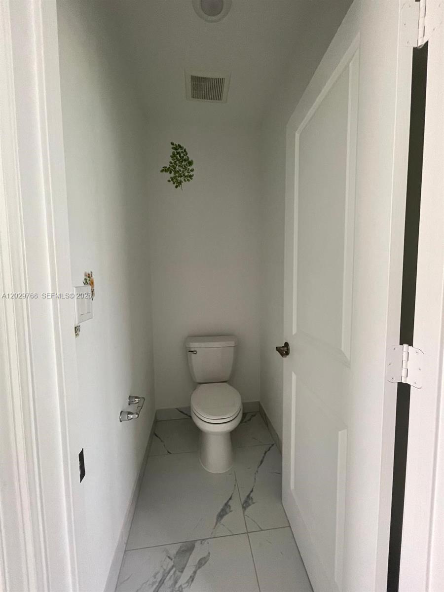 CRYSTAL LAKE 1ST SEC - Residential Lease