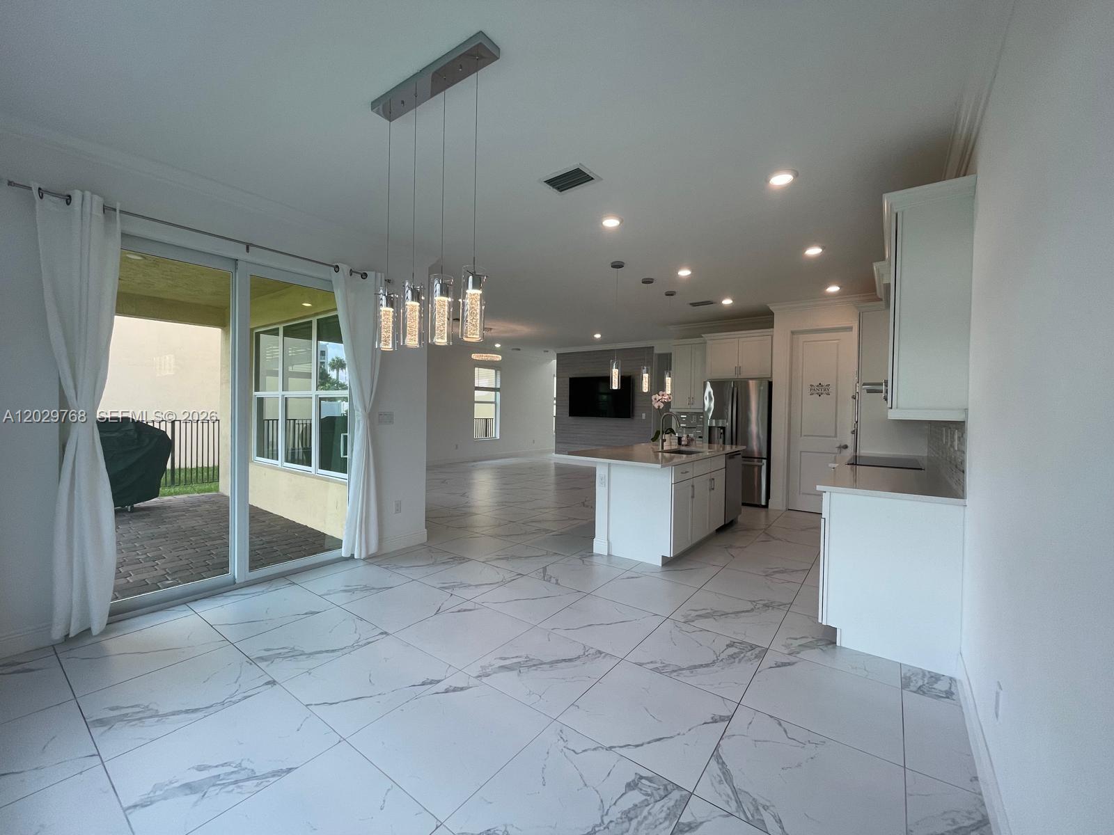 CRYSTAL LAKE 1ST SEC - Residential Lease