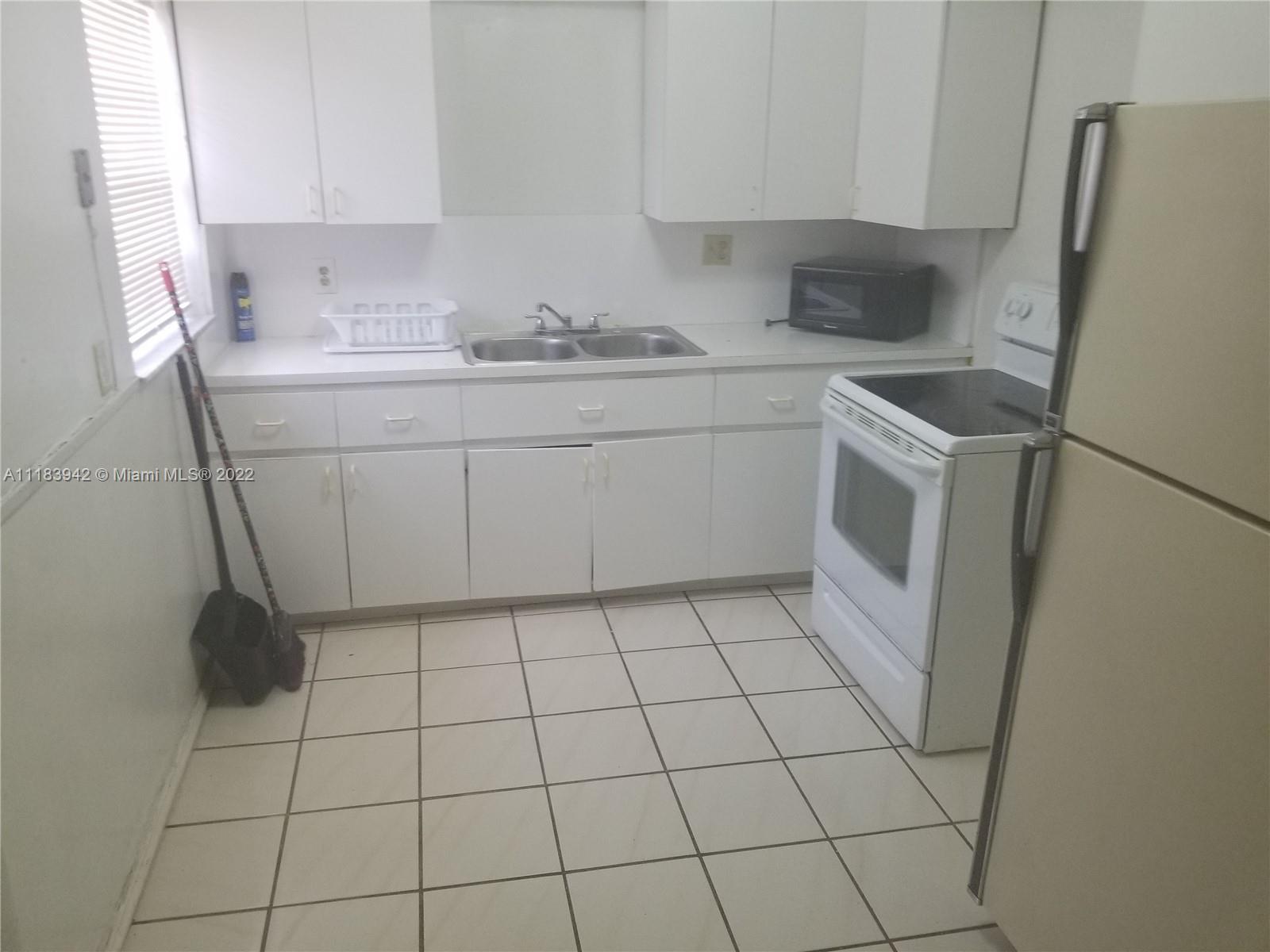 LARGE 1/1 GREAT DEAL - WITH DINING AREA  -  TILE - FENCED in PATIO  - CEILING FANS - ONE PRIVATE PARKING SPOT SWALE PARKING AVAILABLE - REAL CLEAN  MUST SEE  ! TEXT ME