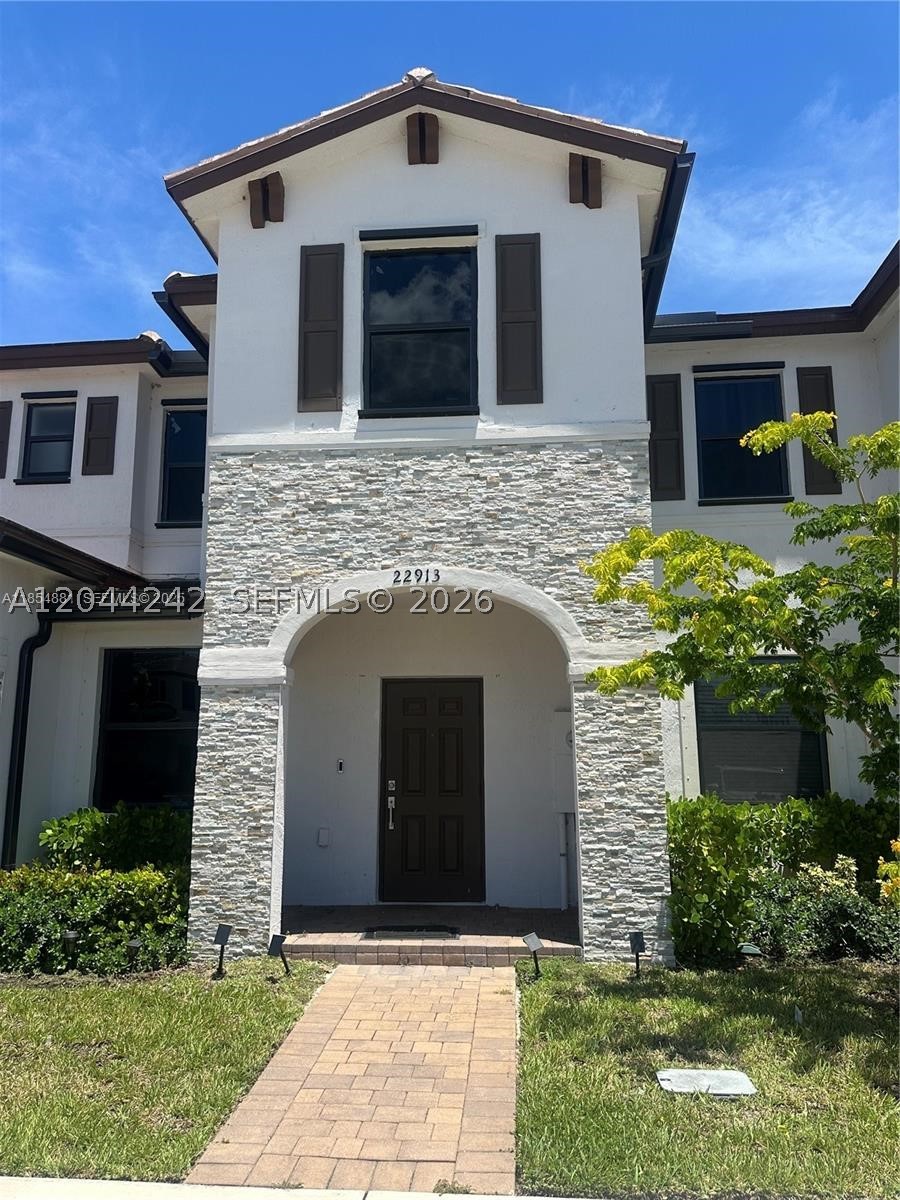 Welcome to this beautiful 3-bedroom, 2.5-bath home offering comfort, style, and convenience. Featuring 2 assigned parking spaces, this property is perfect for those seeking a modern lifestyle in a vibrant community. Enjoy access to fantastic amenities including a clubhouse, pool, fully equipped gym, and a playground for the little ones. Don’t miss the opportunity to make this your next home!
All information is approximate and not warranted or guaranteed.
