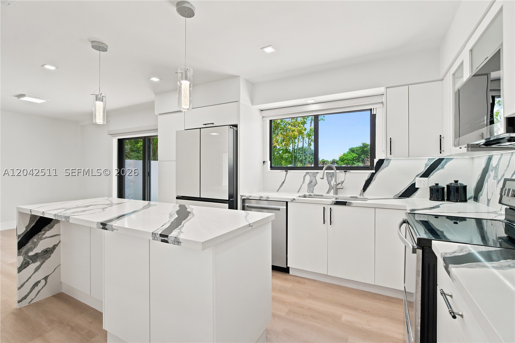 BRIAR BAY TOWNHOUSE ESTAT - Residential