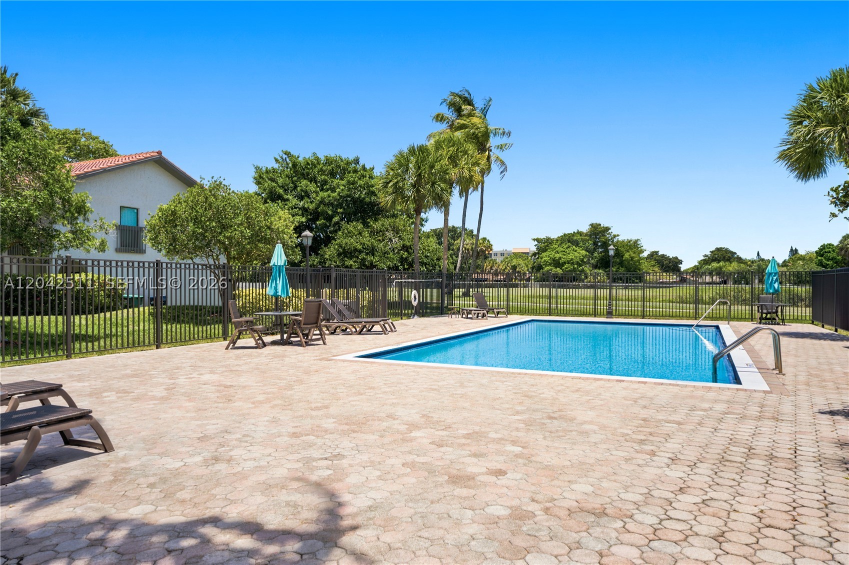 BRIAR BAY TOWNHOUSE ESTAT - Residential